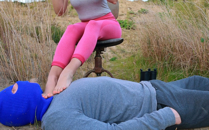 JoZi: Outdoor-fußanbetung und ballbusting, amateur-domina wichsanleitung, trampeln