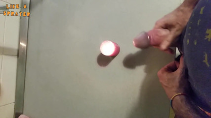 Like a sprayer: 蜡烛射精通过打手枪