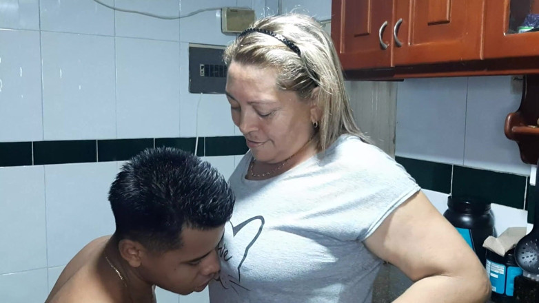 Miller Family: Tante seksi ini lagi asik ciuman merobek lidahku sampai ke...