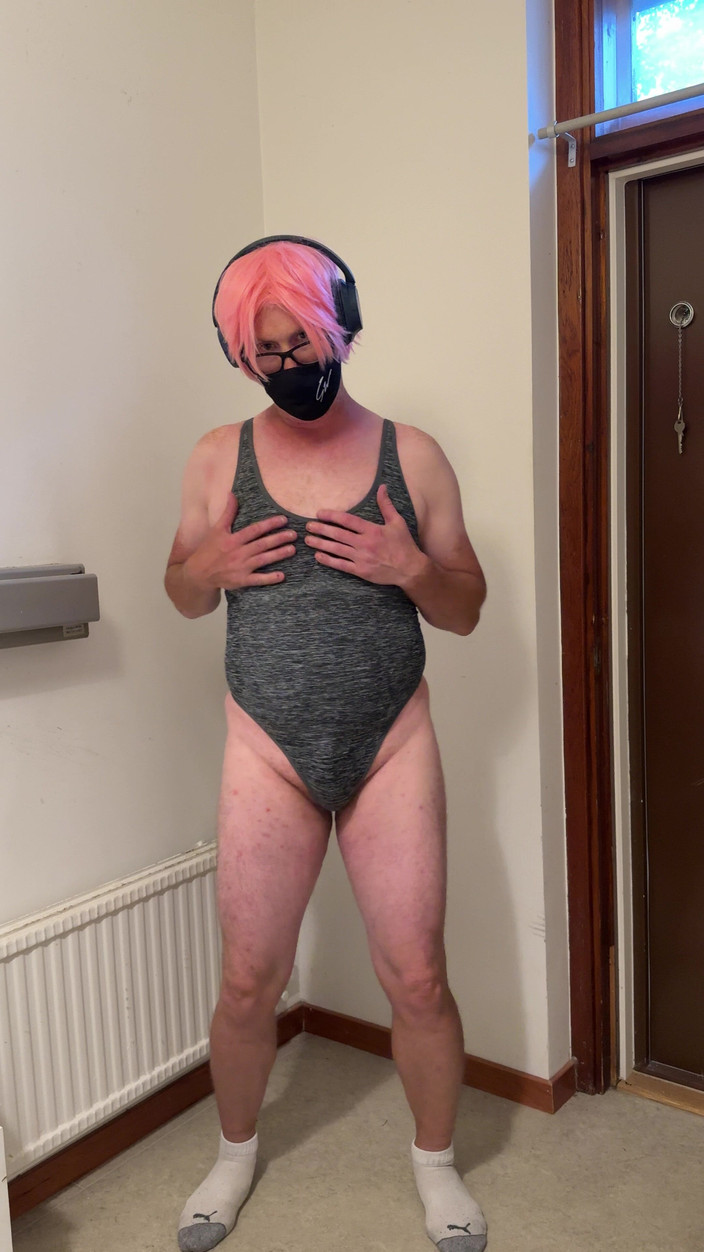 Julia Trans: 变性人打屁股，睾丸和自慰和为爸爸高潮