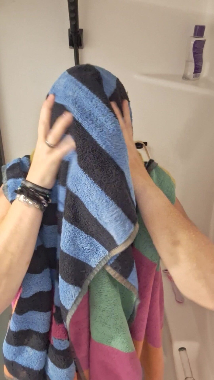 KittieNoOne: PAWG MILF s povislými prsy ve sprše