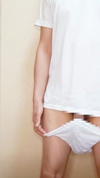 --- tişörtle mastürbasyon yapıyor tamamen çıplak olmaktan daha seksi mi?! İnlerken boşalıyor!