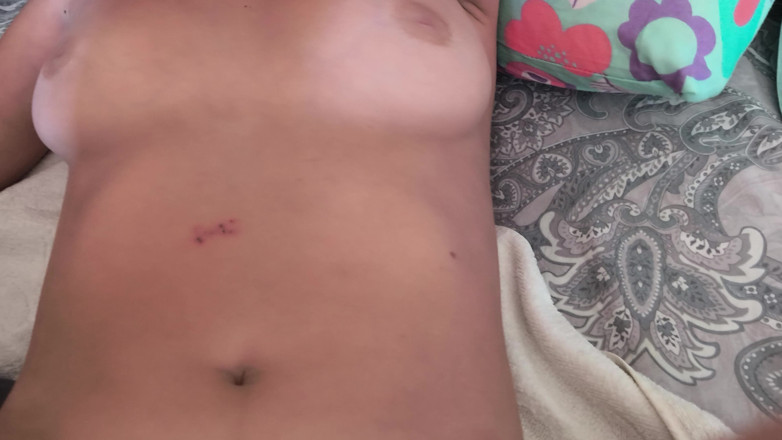 Blondasexy00: Stiefbruer masturbiert meine enge muschi und meinen kitzler mit seinem...