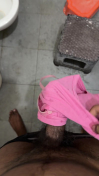 Adik tiriku lagi asik goyangin raksasa pria kulit hitam sambil pakai celana dalam