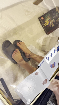 레고를 만드는 동안 내 발이 전시되어