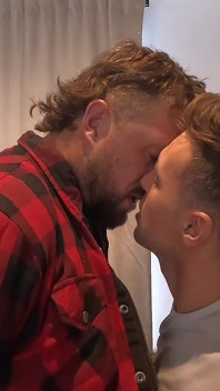 Twink tôn thờ đôi chân to mồ hôi của tôi