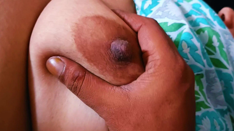 Catchybusty: Jhony हाँ, चूत चाट रही है?