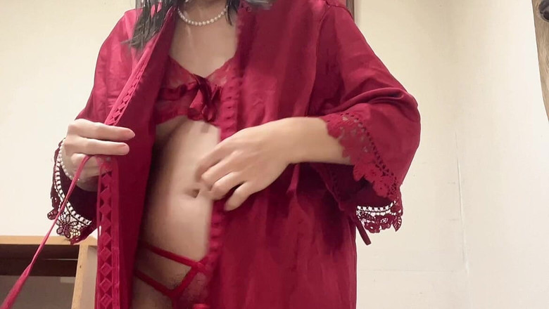 sweethanajapanese: Pequeña linda chica Hana Chan sexy en traje rojo y...