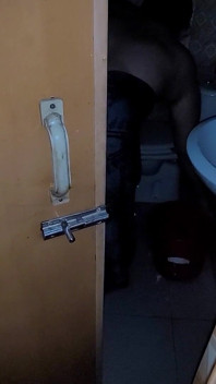 Ma demi-sœur prenait une douche avec la porte ouverte et je voyais