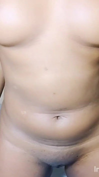 Sexy afrikanisches teen ebenholz schüttelt ihren runden weichen arsch, um dich mehr von ihrer Kurven zu machen und deinen schwanz hart zu machen