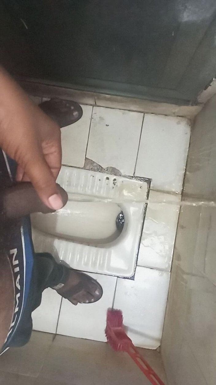 Fucking my wife: Indický chlapec masturbuje v koupelně