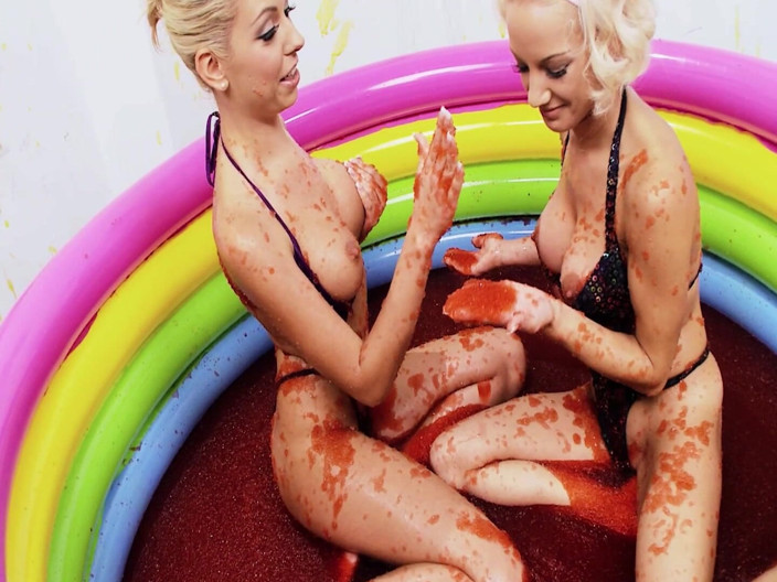 DARVASEX: Fighe in piscina scena 3 due bionde magri in bikini vengono...