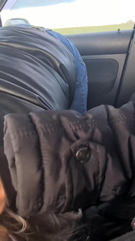 Německá blonďatá stopařka vyzvednuta a riskantně pov venkovní šukání v autě
