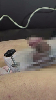 CBT: Hukuman untuk penis dan testis karyawan bos perempuan meliputi penjepit kain, paddle tamparan, mengangkat tali, dan menghancurkan testis papan penghancur.