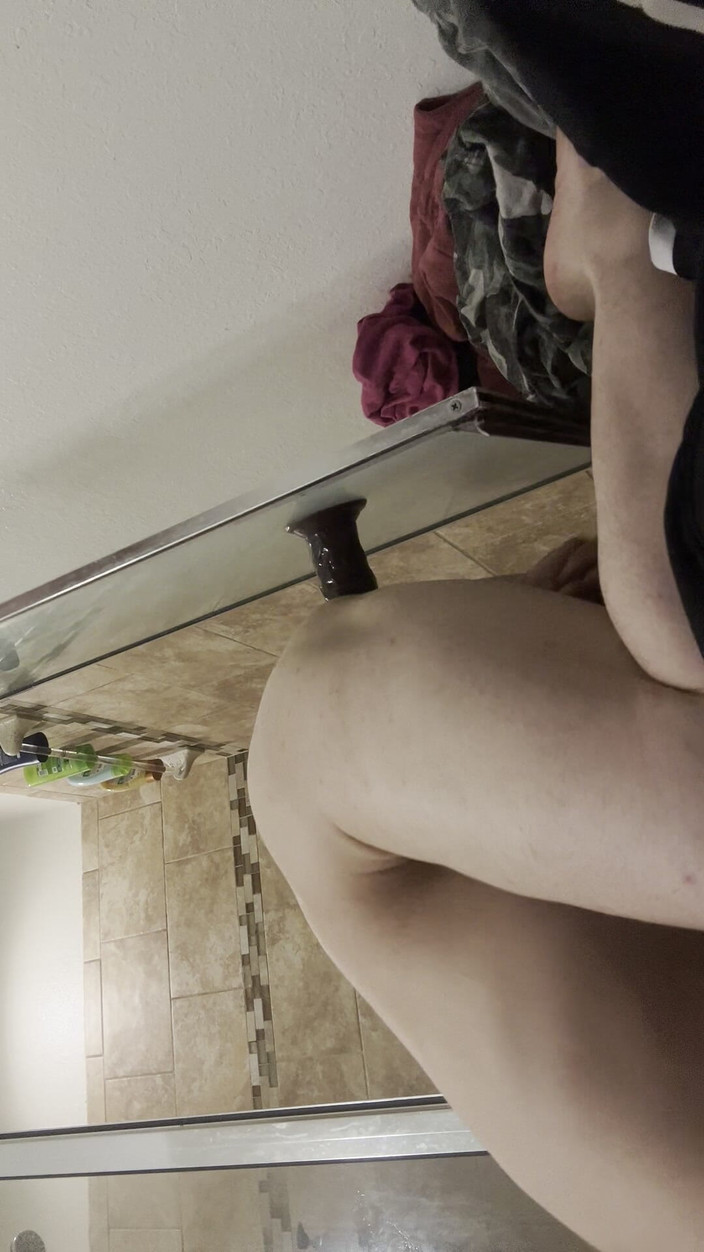 Kate Cummings: White Boi Aplecat pe podea folosind un vibrator mare