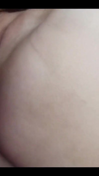 Memek sempit tante seksi ini dicrot sperma hangat