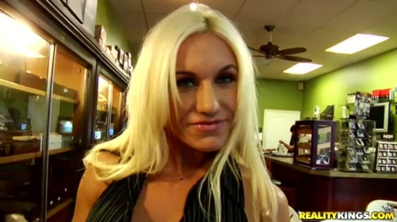 MILF Hunter: MILF hunter - geile ashley Starr getränkte jägerin mit männersaft, während...