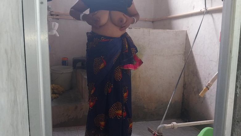 Pooja raniji: Pooja Bhabhi Coming Bathroom Hard Blowjob Fucking