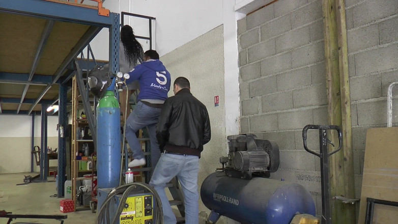 Trans and Co: 来自群岛的漂亮变性人被无限性交！