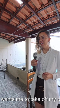 Reportero se desnuda después de ser atrapado entrando en una casa.