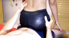 College-couple: Lap dance cum, lapdance en polainas de cuero, eyaculación precoz...