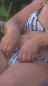 Tôi thích khoe hàng trên bãi biển trong bộ bikini và xem cách tôi làm cho con cu cứng như thế nào, tôi là một người mẹ 58 tuổi