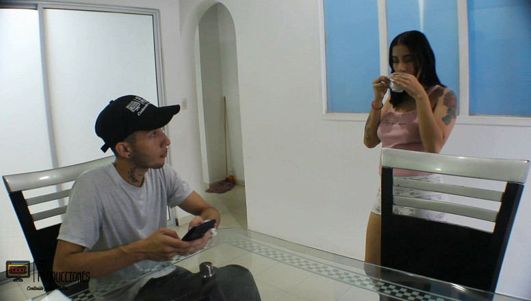 Vayolet: 義理の姉は私を彼女の部屋に招待し、彼女のミルクをください