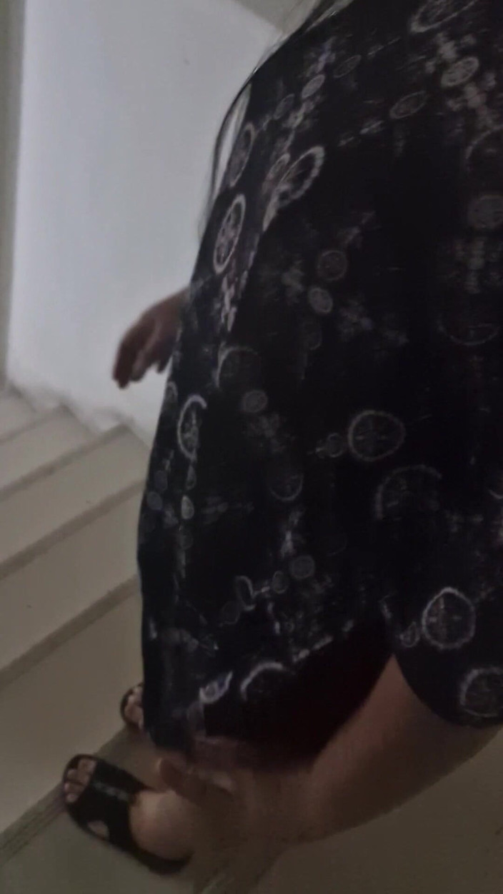 OhmeTmy: Berjalan di tangga untuk menunjuk-nunjukkan payudara