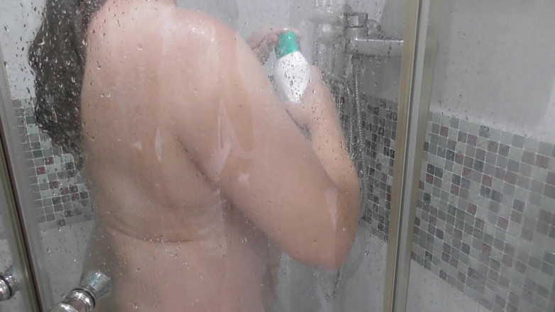 Purplemoon9: Rondborstige stiefzus onder de douche, zich aftrekkend.