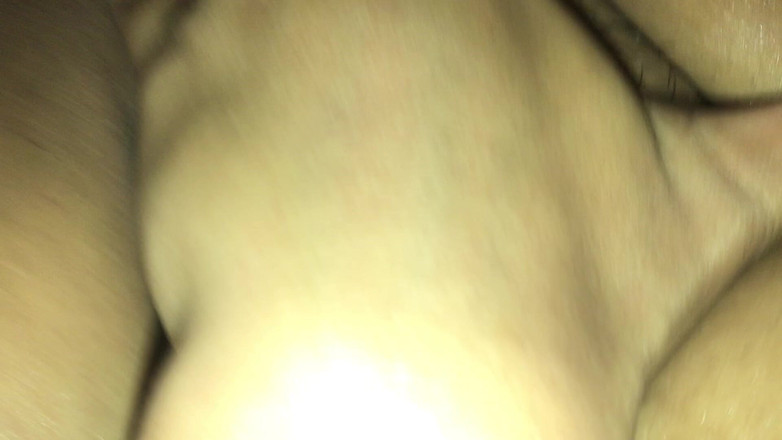 Megacute9999: Une bite blanche baise fort la chatte indonésienne et gicle...