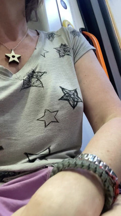 MistressWriggler: Pepek dan pubes bermain dalam pengangkutan membuatkan jari saya bau...