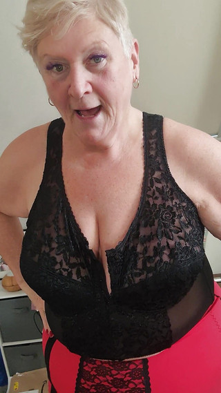 Uk Joolz: Korset merah dan hitam, dan pemandangan nakal dari pantat itu