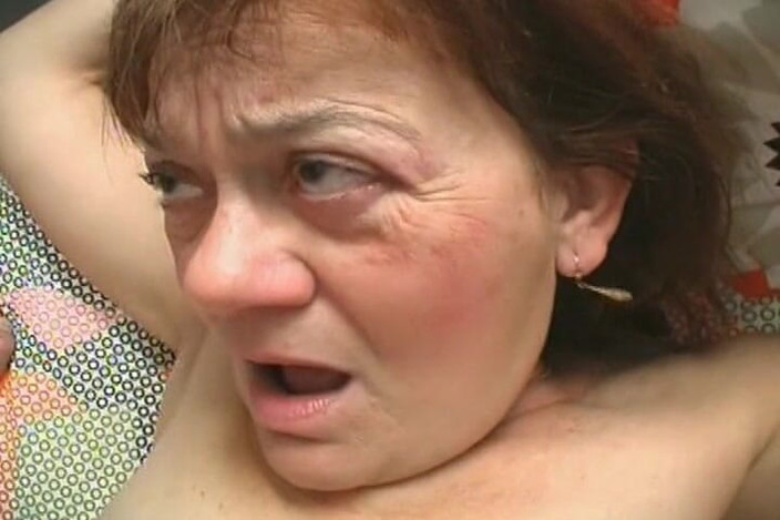 Mature Climax - 100% Mature Videos: Nonna selvaggia in calze nere che mostra le sue mosse...