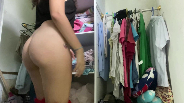 MiaSaintLove: Adik tiri saya ditangkap dalam video seksi semasa menukar pakaian