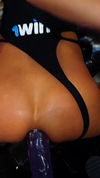 Sexy Monika Fox em body preto se fodendo em todos os buracos com enormes consolos