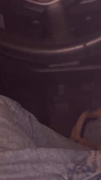 Peeker menangkap saya melancap dan mengongkek saya di dalam kereta selepas pancut ke dalam mulut saya