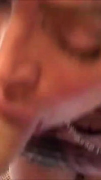 La cara matura preferisce un trio in una casa da troia