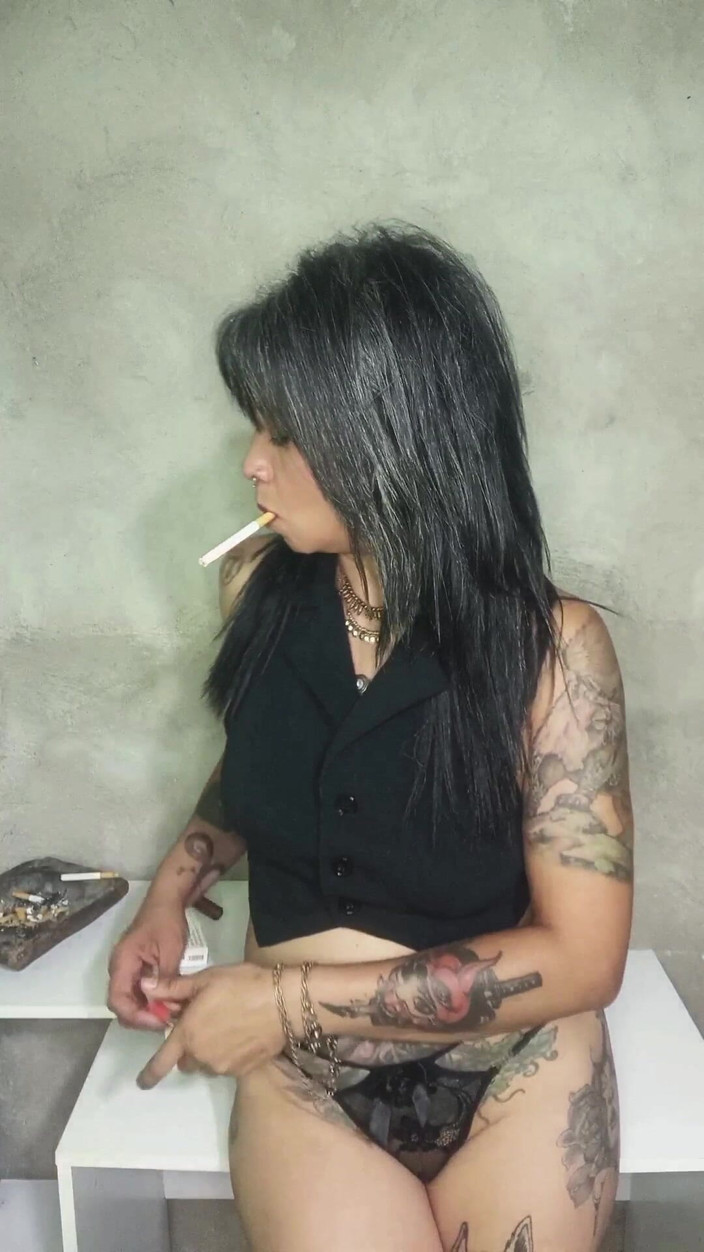Casia Castro: Cerut, toples dan kesunyian
