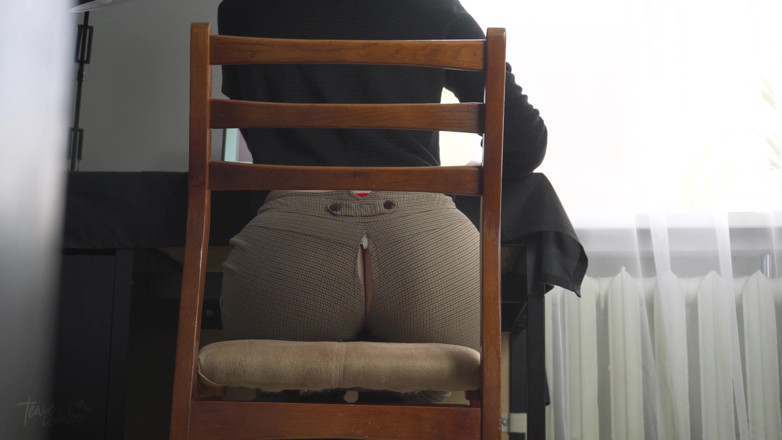 Teasecombo 4K: Sbirciare la segretaria che lavora in pantaloni strappati