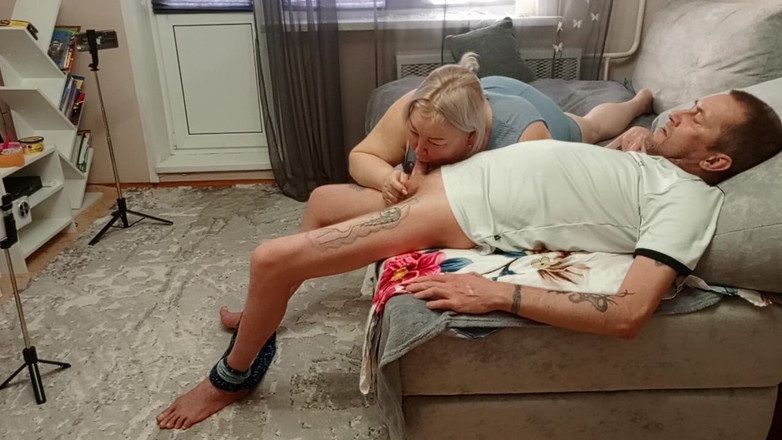 Zona901: La vicina fa un pompino per godersi una sborrata calda...