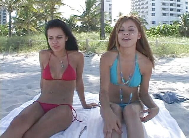 Cryptostudios: 两个娇小的亚洲少女吮吸黑屌并被拍下