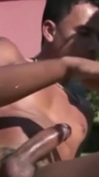 Un garçon noir baise dans la piscine