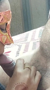 Azgın pirya yenge partnerinin sikini emmeyi ve sakso çekmeyi seviyor