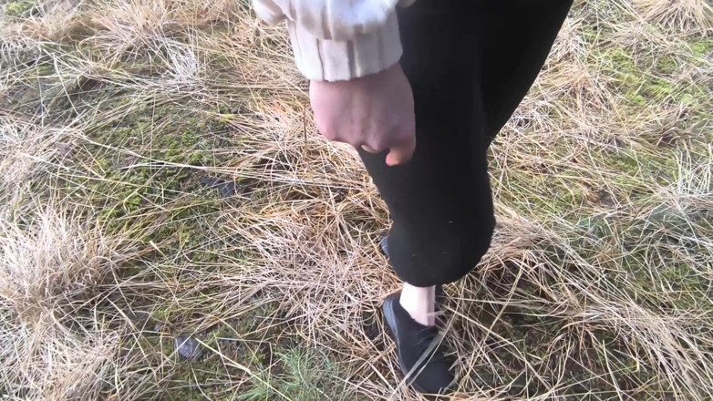 Bouncy Tits Action: Completamente desnuda en el bosque - azotes de vagina y tetas