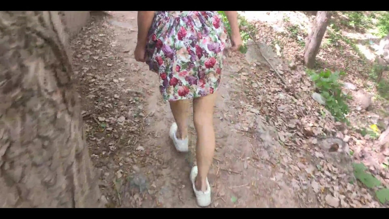 AnGelya G: 在公园里的公共场合口交，射在奶子上 - 第一人称视角