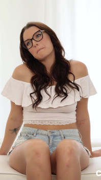 Chica de al lado tiene orgasmo chorreante de la primera polla negra
