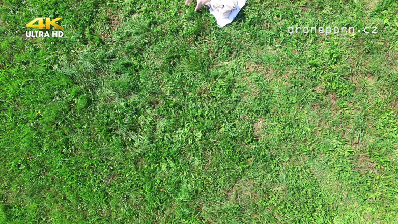 Peaches and Bananas: Menina nudista se masturbando Baleado por drone