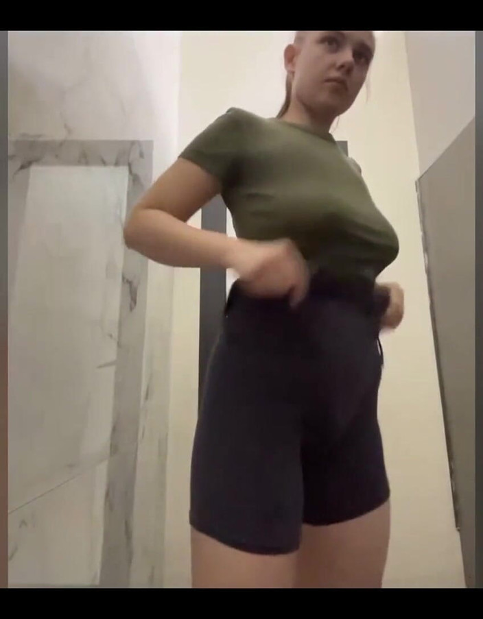 JuiceLussie: Перший раз траханий анал на публіці