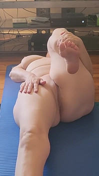 裸のヨガをしているホットな熟女にシコる!