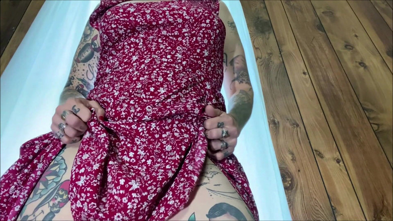 Miss Morticia: Daisy rossa profonda